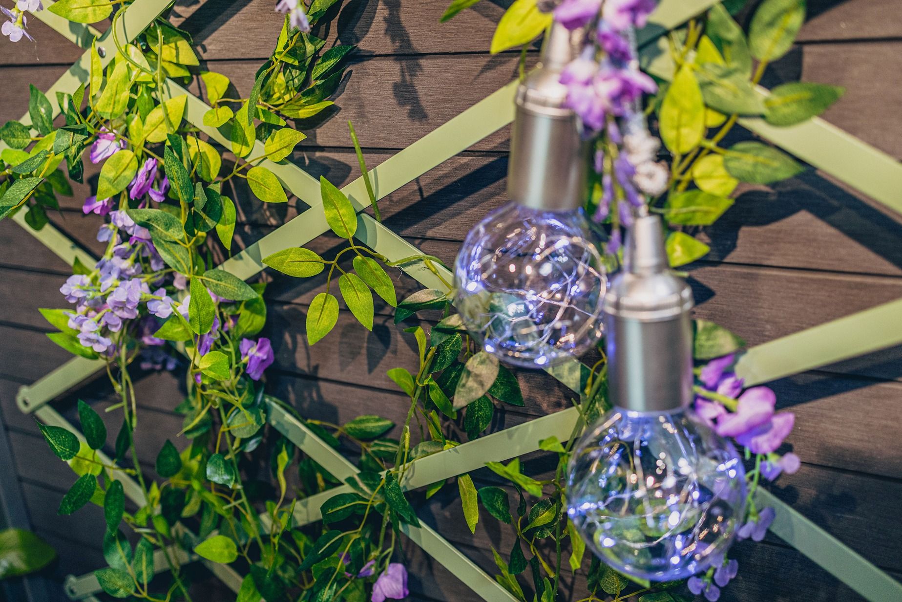 A trellace with plants on