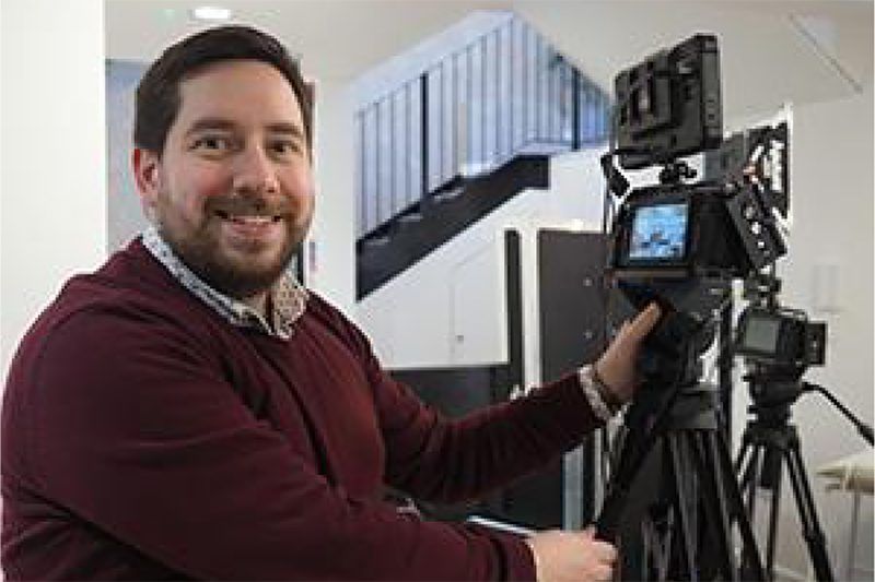 Looking to earn money alongside your acting gigs? Come find a job at Stellar!