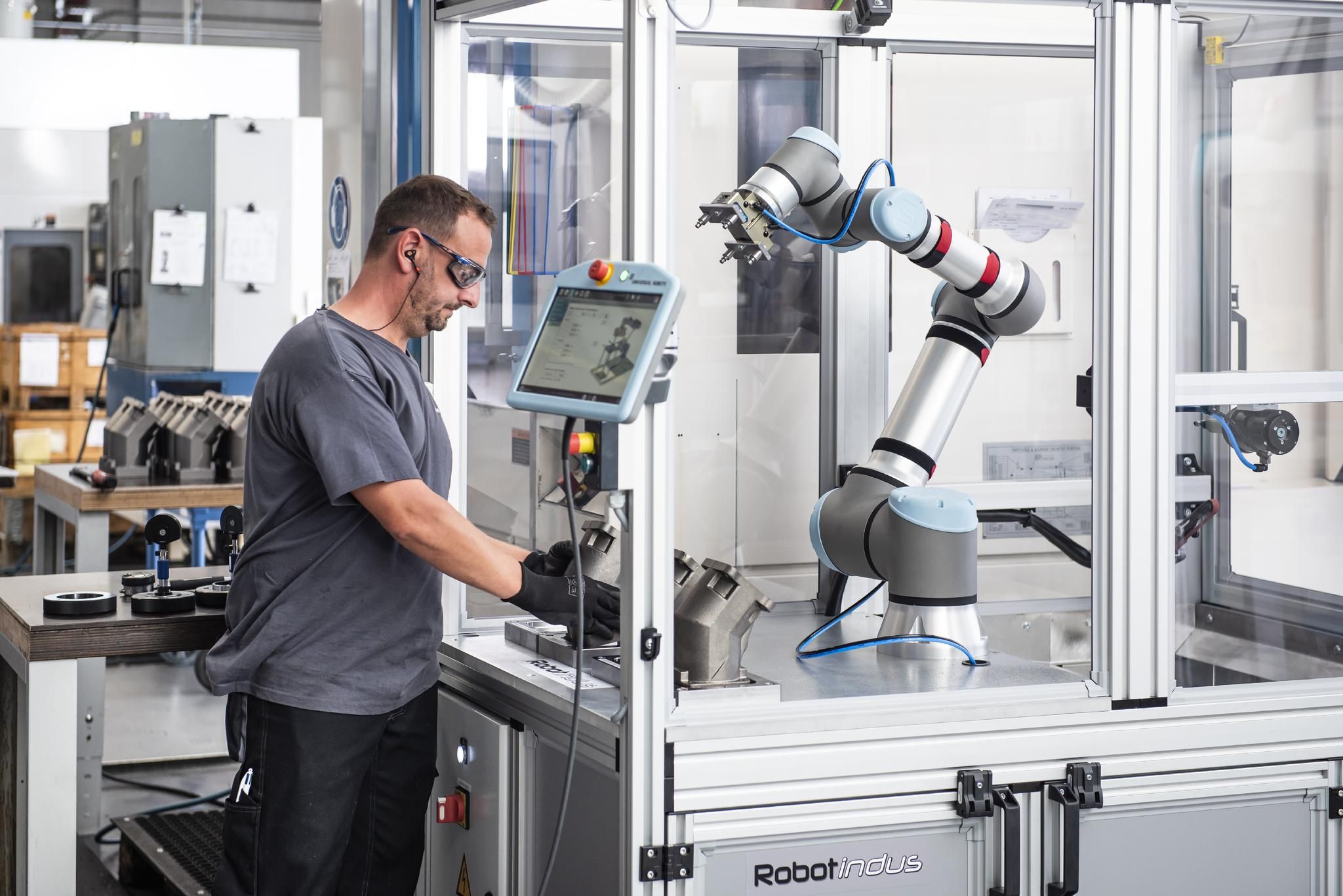 Universal Robots launches new heavy-duty payload cobot