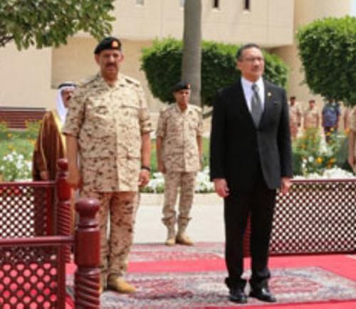 Bahrain’s Commander-in-Chief Meets Malaysian Defense Minister