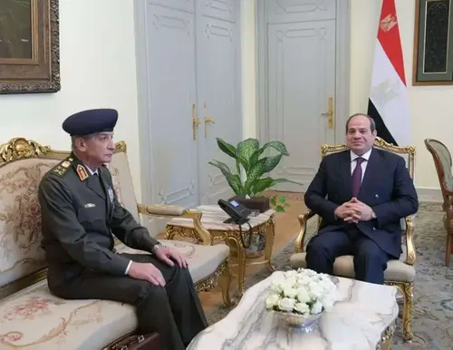 Sisi Meets with Egypt's Military Chief and Defense Minister