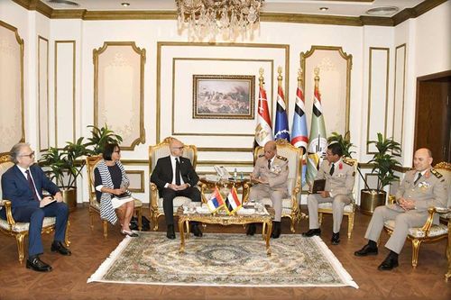 Egyptian and Serbian Defense chiefs discuss military cooperation