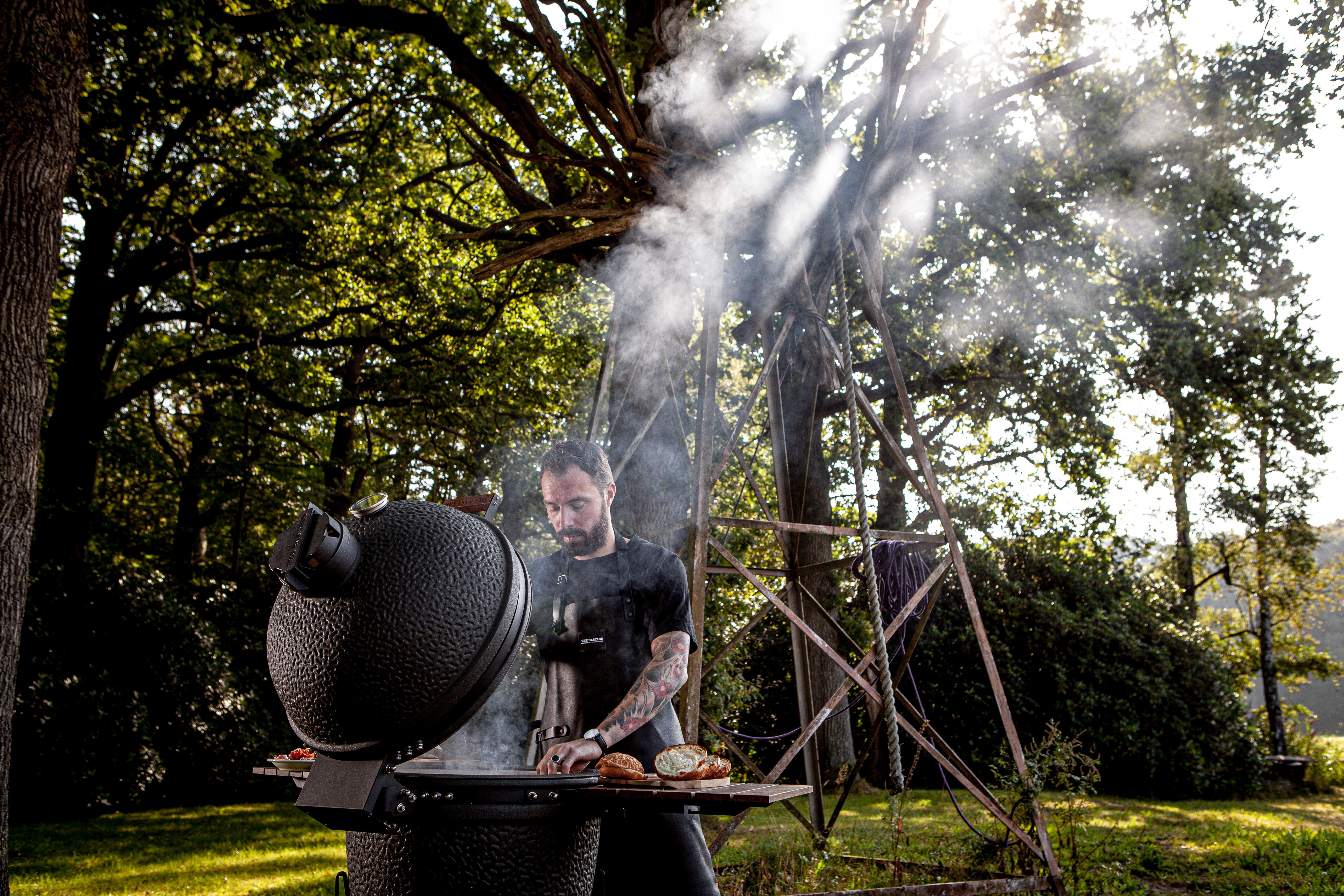 THE BASTARD: the trend of ceramic barbecuing blows over from the Netherlands!