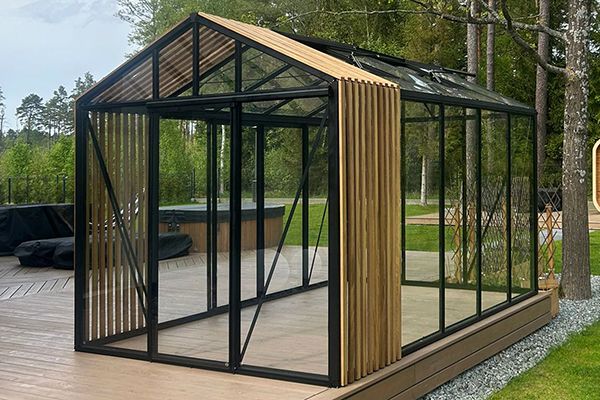 Aluminium greenhouse Classic Premium with Accoya design elements