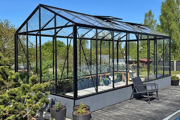 Aluminium greenhouse on a wall