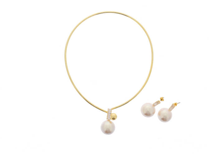 simple-gold-choker-and-earrings-with-pearls-by-nour-london