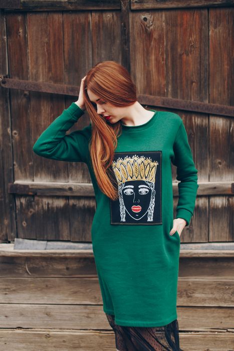 GIRL WITH A CROWN AND RED LIPS