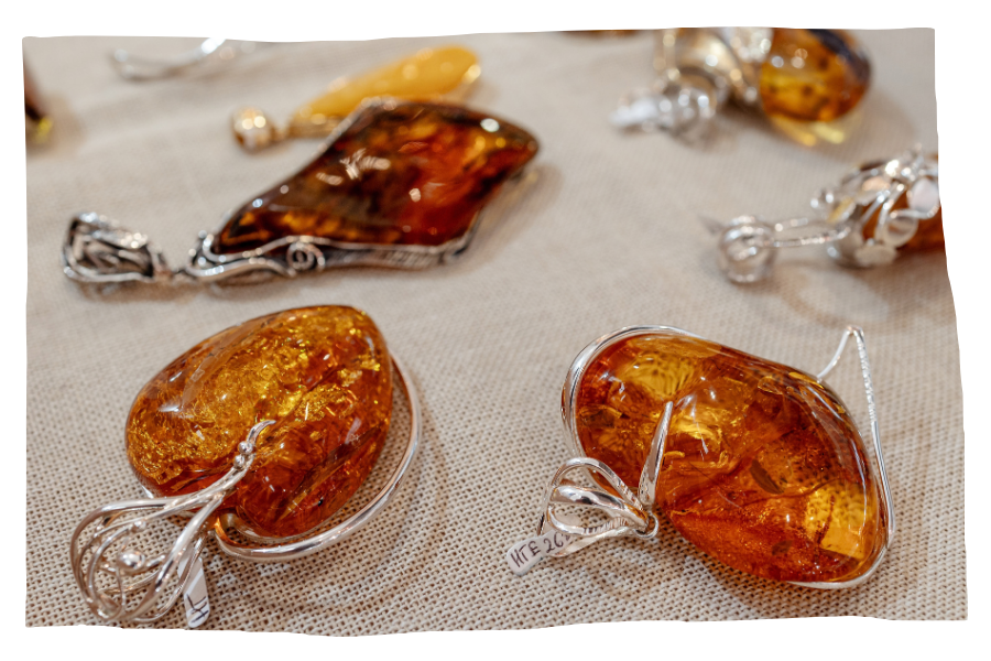 Loose diamonds, semi-precious stones and crystals 