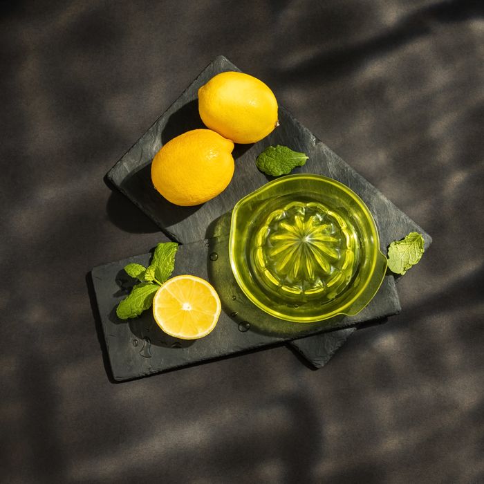 Handheld citrus juicer