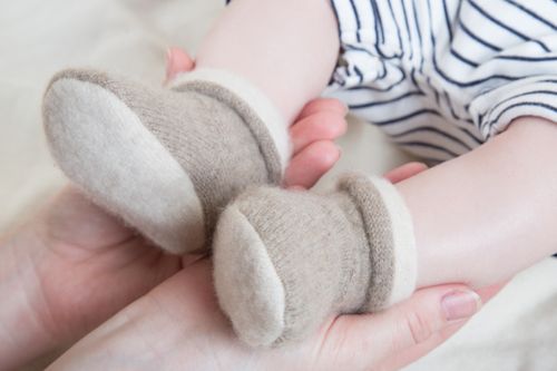 Recycled cashmere baby booties
