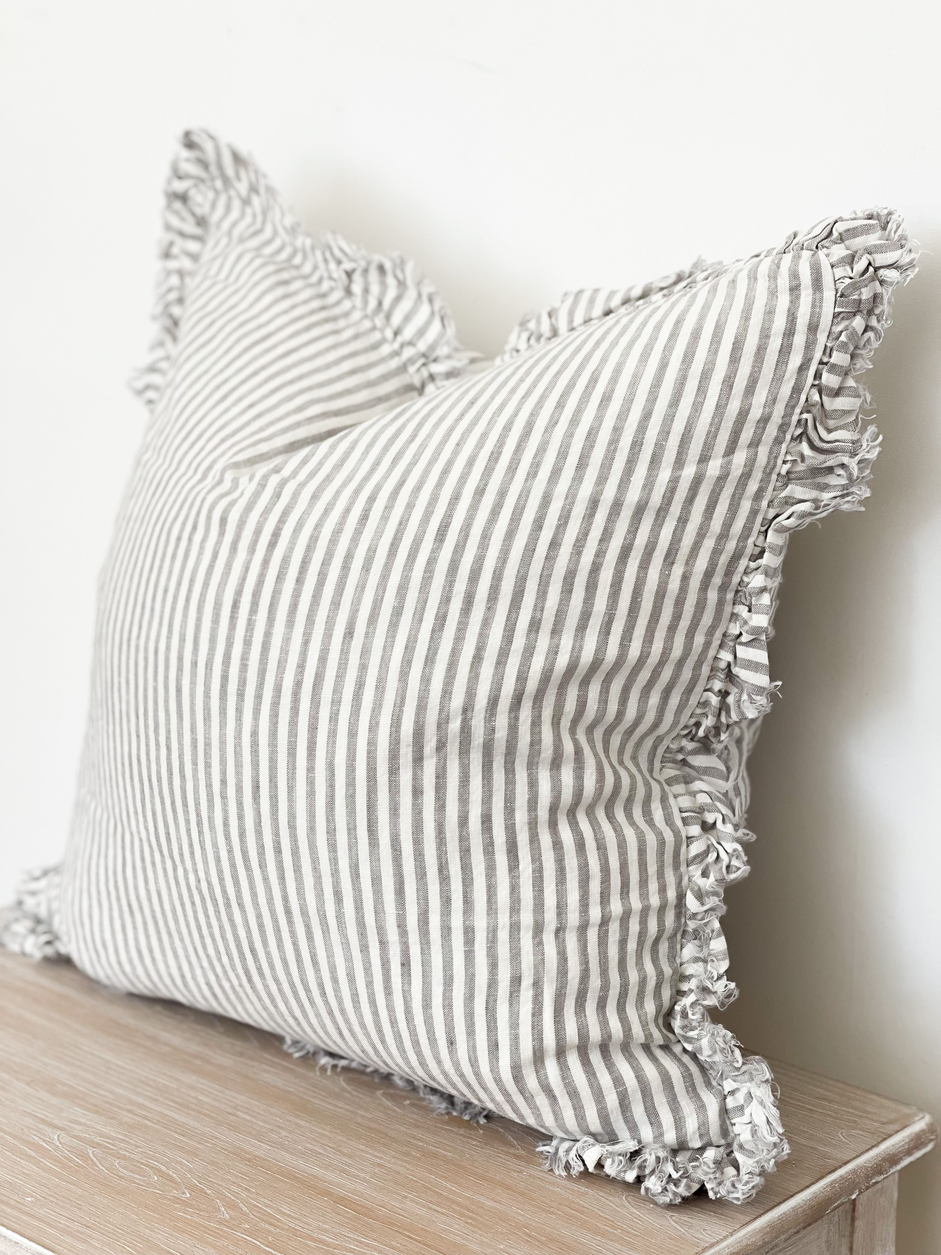 Ruffled Linen 45×45 – Grey Stripe