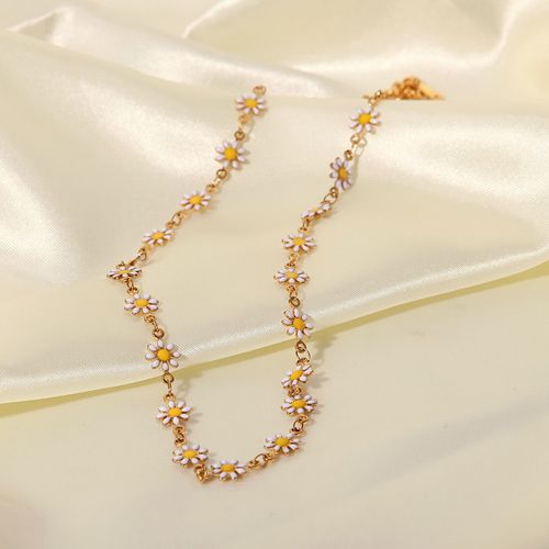 Daisy Necklace in White and Gold