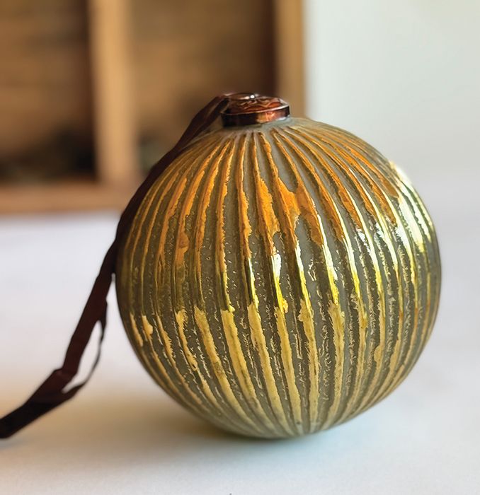 LARGE RIBBED DECORATIONS