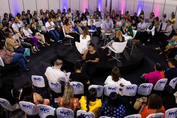 No auditório “Aquário”, o público pode ocupar uma cadeira no palco e participar da conversa com palestrantes. 