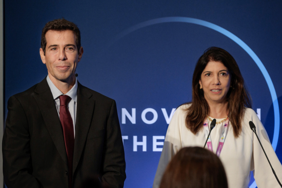 Claudia Valério no painel na Bett UK 2026