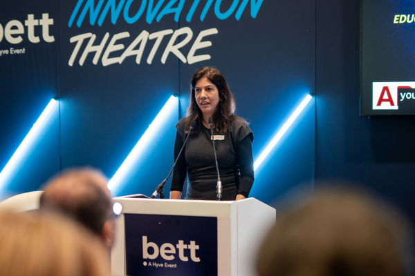 Diretora-geral da Bett Brasil, Claudia Valério, conduziu palestra com brasileiros na Bett Show UK.