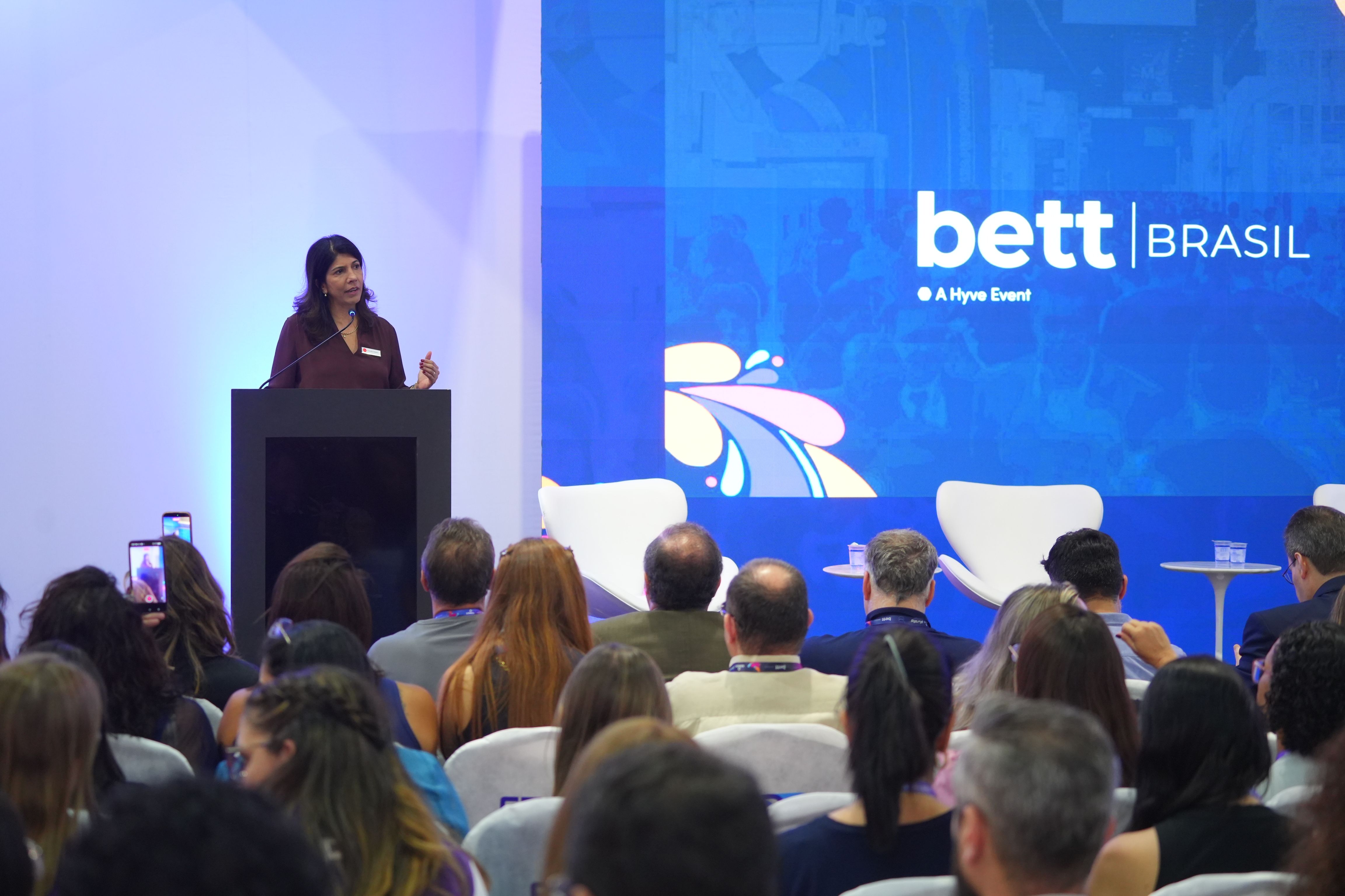 Claudia Valerio no reconhecimento &agrave; educa&ccedil;&atilde;o p&uacute;blica