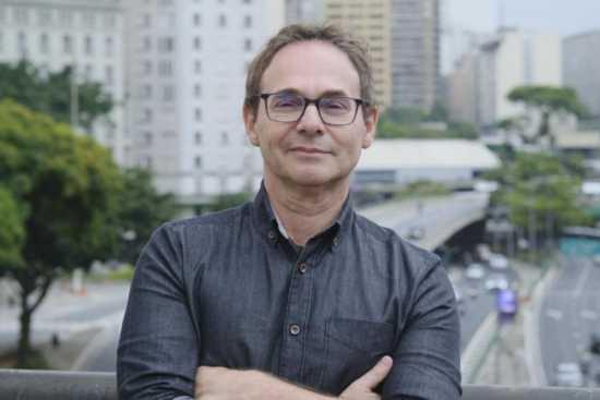 O médico e educador Jairo Bouer refletirá sobre a importância de falar sobre emoções nas escolas. 