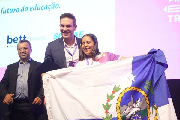 Campeã da categoria “Ensino Fundamental: Anos Iniciais”, a professora Luana Alves.