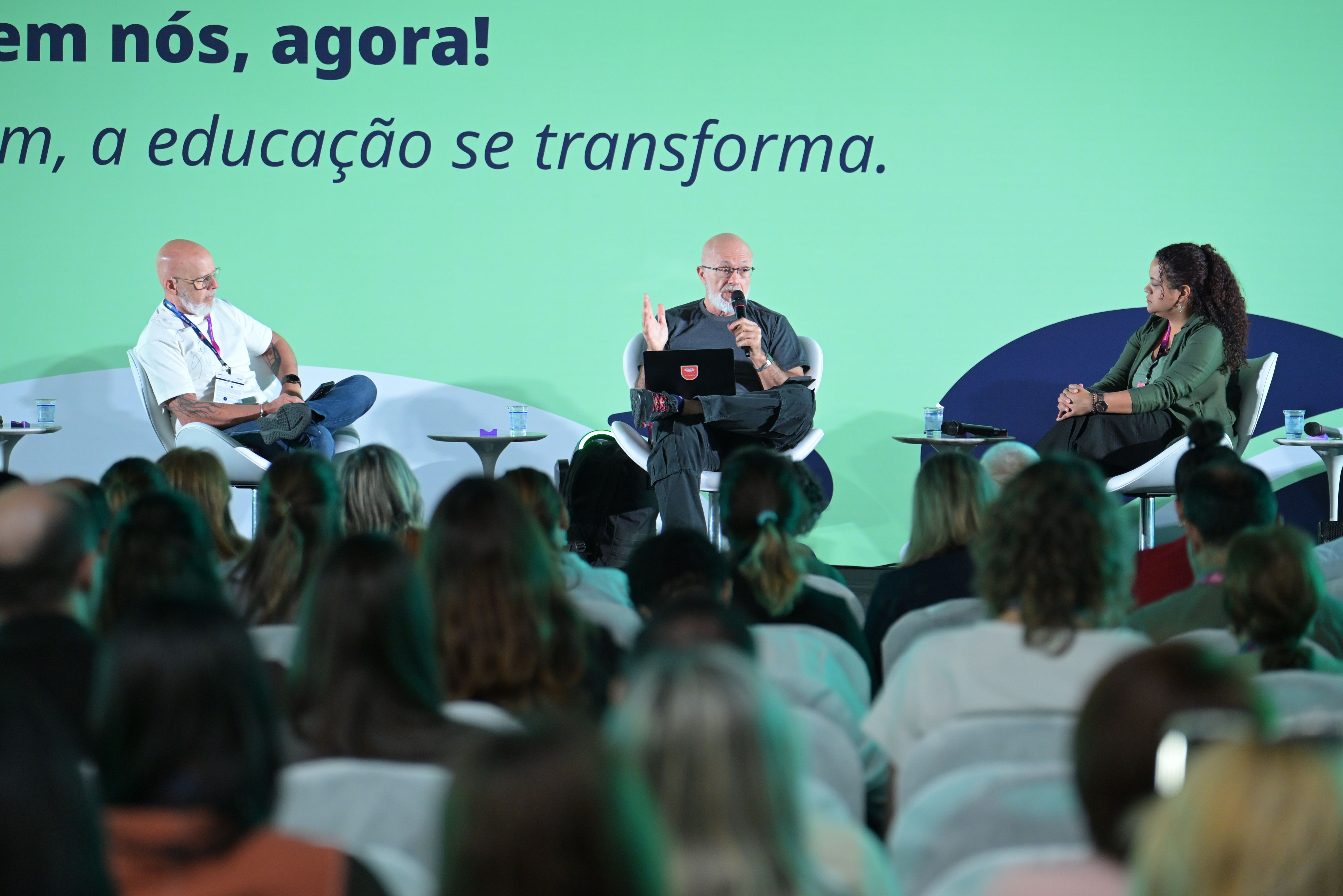 Painel com os irmãos Meira