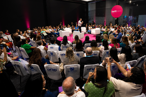 2&ordm; dia da Jornada Bett Nordeste re&uacute;ne especialistas e debate a rela&ccedil;&atilde;o entre IA e IE na educa&ccedil;&atilde;o