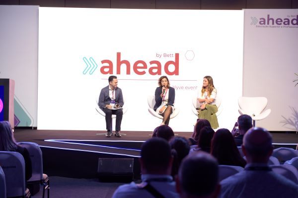 Ahead by Bett apresenta diálogos relevantes para Educação Superior e Profissional, como os impactos da tecnologia e o ensino híbrido