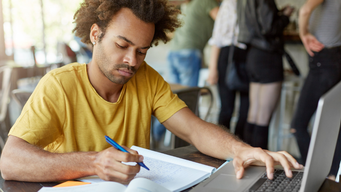 Na reta final do Enem, apps com IA oferecem correção automática e planos de estudo personalizados