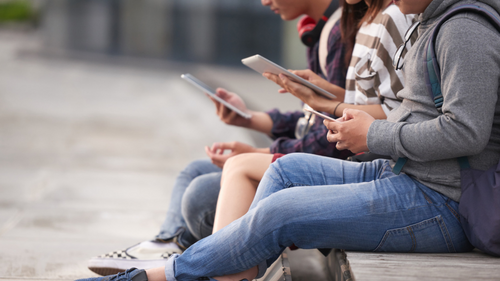 Celulares fora de cena: pesquisas revelam impacto da proibição nas escolas brasileiras