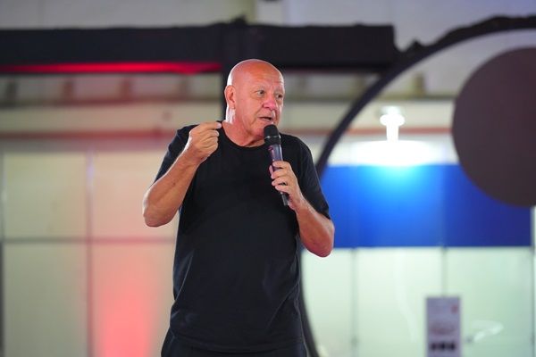 Gera&ccedil;&otilde;es Z e Alpha desafiam a l&oacute;gica da autoridade e da sala de aula tradicional, alerta Dado Schneider