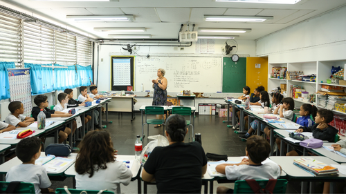 Dia do Professor convida à reflexão sobre valorização, saúde mental e formação docente no Brasil