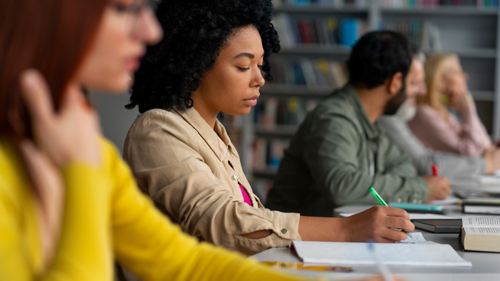 Setor privado de ensino superior enfrenta queda na captação e reconfiguração do mercado em 2025