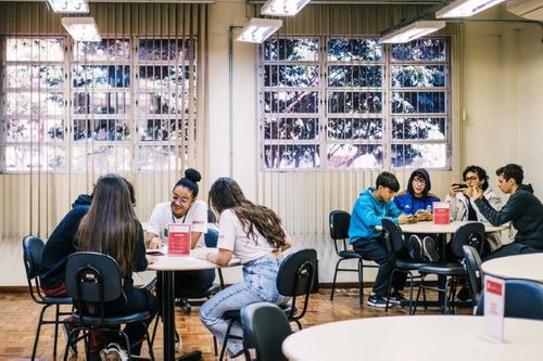 Expansão da escola em tempo integral no país é refletida em números do Ideb