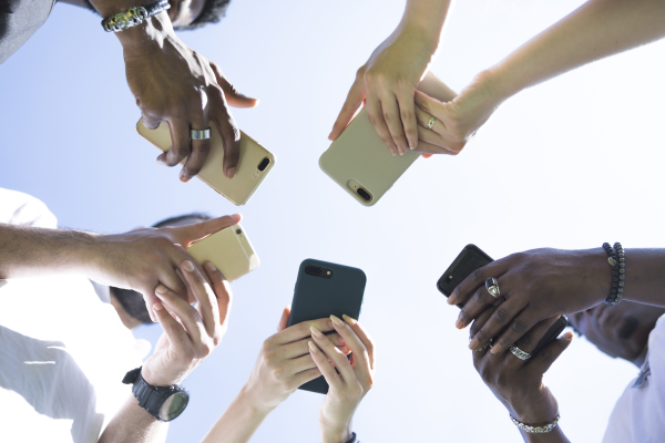 Inf&acirc;ncia e adolesc&ecirc;ncia numa rela&ccedil;&atilde;o saud&aacute;vel com as tecnologias digitais