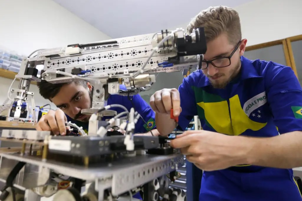 Educação técnica no Brasil enfrenta barreiras culturais, mas avança com novas iniciativas