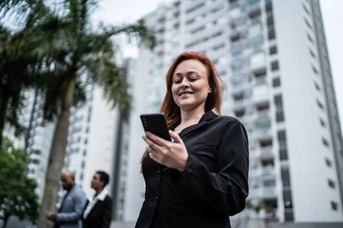 O protagonismo do Ensino Digital na equidade e combate ao etarismo