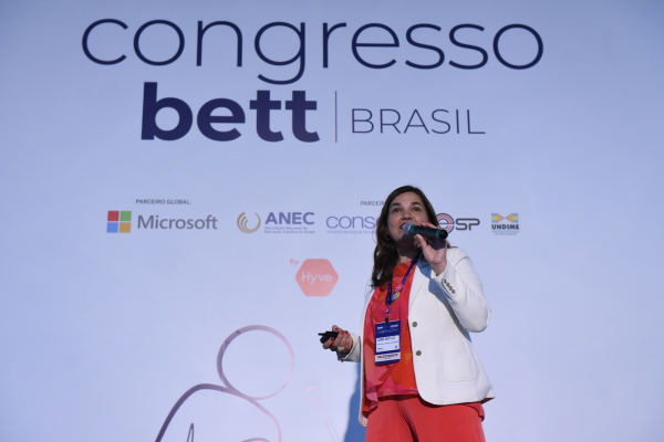 Especialista explica a import&acirc;ncia da alfabetiza&ccedil;&atilde;o midi&aacute;tica no combate &agrave; desinforma&ccedil;&atilde;o