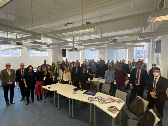 Delega&ccedil;&atilde;o brasileira conhece como se d&aacute; a forma&ccedil;&atilde;o docente da King’s College