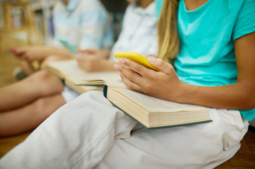 MEC indica proibição e especialistas avaliam os impactos da restrição de celulares em escolas