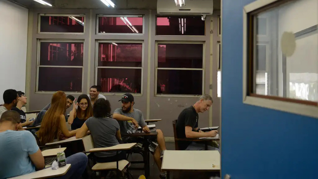 Relat&oacute;rio da OCDE exp&otilde;e desafios do ensino superior no Brasil: evas&atilde;o, desigualdade e retorno limitado dos investimentos