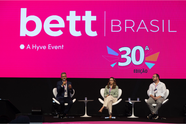 Mais de 80% dos professores veem benef&iacute;cios no uso da IA no ensino, revela pesquisa debatida na Bett Brasil 2025