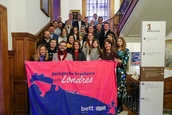 Primeiro dia da Delegação Bett UK inclui visitas a escolas e troca de experiências educacionais em Londres