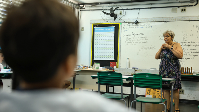 Professor brasileiro perde 21% do tempo de aula para manter disciplina