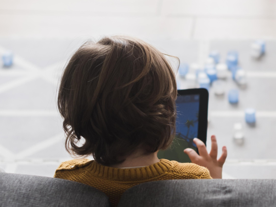 A importância de controlar o tempo de uso de tela para crianças e adolescentes