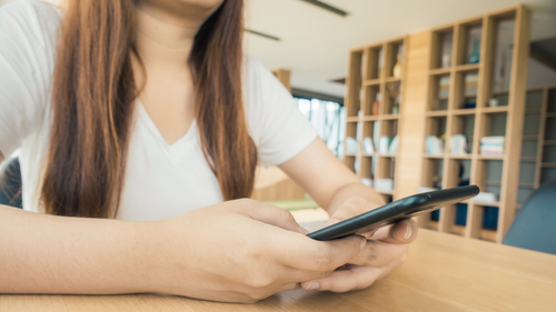 Universidades passam a restringir celulares em sala de aula
