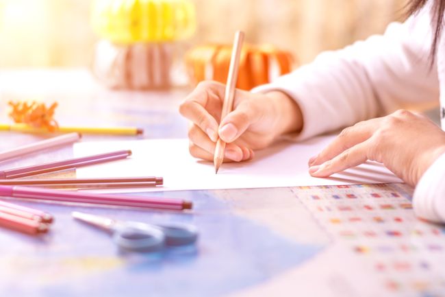 Li&ccedil;&atilde;o de casa &eacute; um m&eacute;todo ultrapassado na educa&ccedil;&atilde;o brasileira? Veja opini&atilde;o de educadores