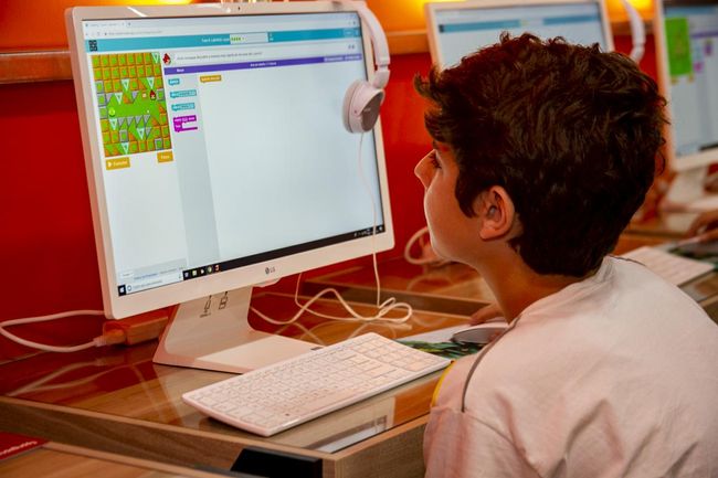 Iniciativas gratuitas do setor transformam a educa&ccedil;&atilde;o no momento da pandemia.