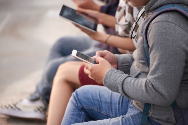 Unesco mostra preocupação com uso excessivo de smartphones nas escolas