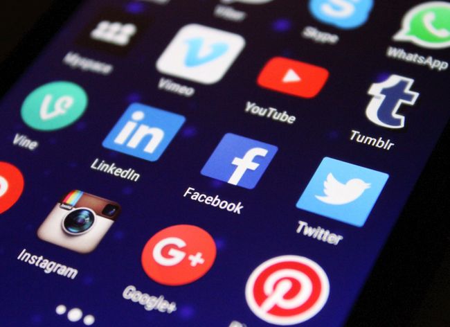 As redes sociais imp&otilde;em enormes desafios para a nossa sociedade: o que a escola pode e deve fazer a respeito?