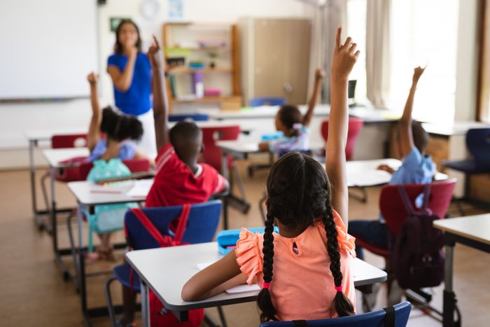 Fluência leitora e inclusão de alunos neurodivergentes impulsionam uso de IA na educação pública
