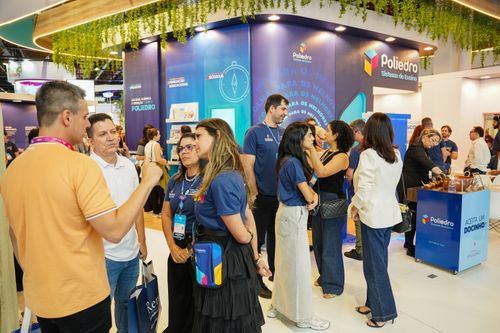 Poliedro apresenta Cosmos, hub de intelig&ecirc;ncia artificial, na Bett Brasil 2026